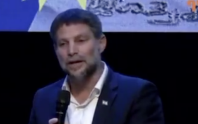 Le ministre des Finances Bezalel Smotrich s'exprimant lors d'une conférence au Centre du patrimoine du Gush Katif, à Nitzan, près d'Ashkelon, le 29 juillet 2025. (Crédit : Capture d'écran/Amit Segal via X)